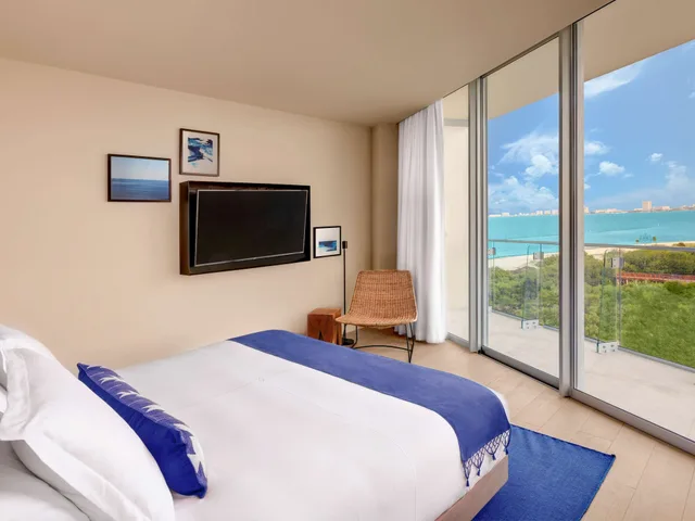 غرفة سوبيريور بسرير كينج، SLS Cancun 1/8