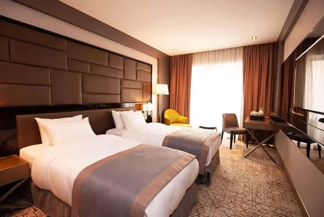 غرفة بسرير كينج بشرفة بإطلالة، Wyndham Grand Tbilisi 2/3