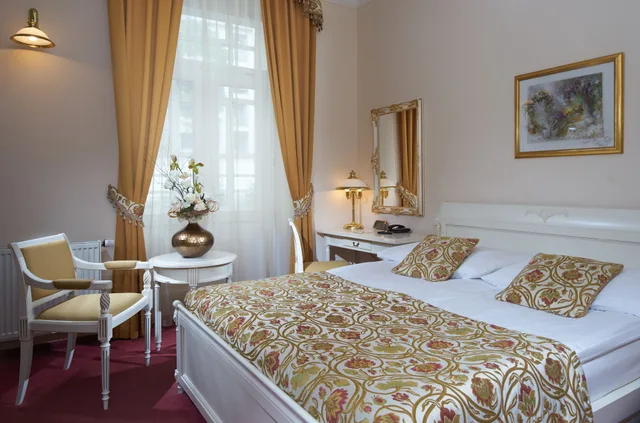 غرفة قياسية بسرير مزدوج مع أريكة، Alqush Downtown Hotel 3/6