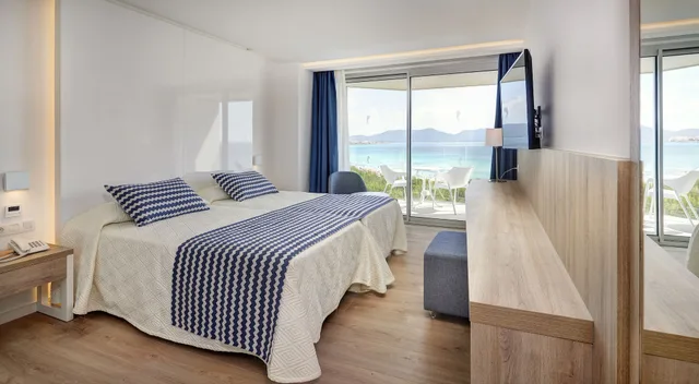 غرفة بسريرين منفصلين بإطلالة على البحر بشرفة، Hipotels Bahia Cala Millor - Adults Only 1/7