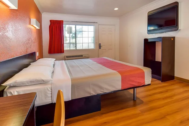 غرفة بسرير كينج للمدخنين، Motel6 Garden Grove, CA 1/10