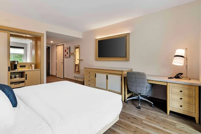 غرفة بسرير كينج لذوي الإعاقة، Cambria Hotel North Conway 3/4