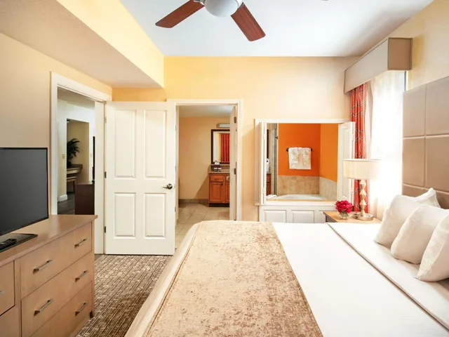 جناح بغرفتي نوم مع أريكة، Floridays Orlando Resort 2/10