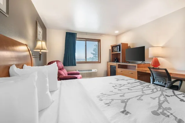 غرفة بسرير كينج، Colstrip Inn and Suites 3/6