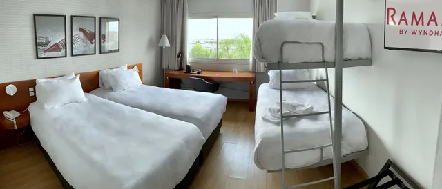 غرفة عائلية بسريرين منفصلين وسرير بطابقين بإطلالة على المسبح، Ramada by Wyndham Valencia Almussafes 1/4