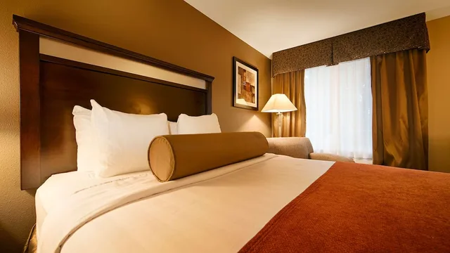 غرفة قياسية بسرير كينج مع أريكة، Best Western Plus Prairie Inn 6/7