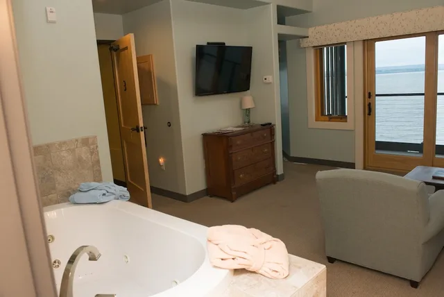 جناح بسرير كينج بإطلالة على البحيرة، Blue Wave Inn 4/8