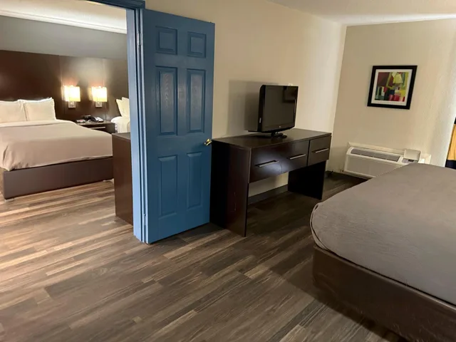 جناح بسرير كينج وسريرين مزدوجين، Quality Inn & Suites Livonia - Detroit 15/16