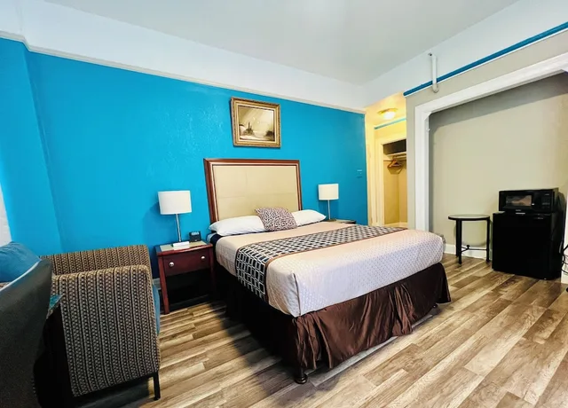 غرفة قياسية بسرير كوين بحمام خاص، Admiral Hotel 2/10