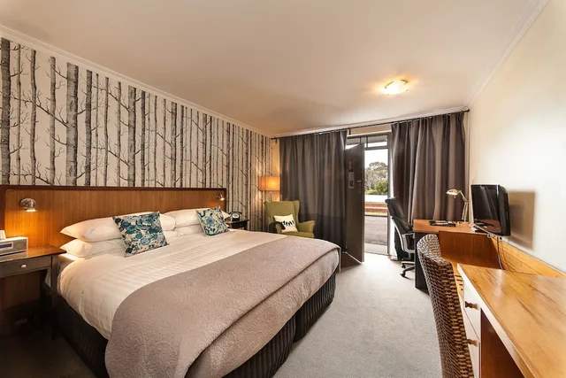 Deluxe, Studio, King Bed, River View, The Waterfront Wynyard 1/2