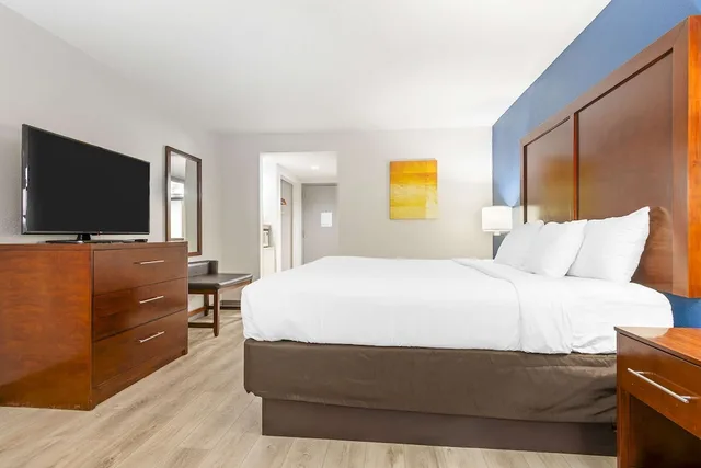غرفة قياسية بسرير كينج، Comfort Inn Near Six Flags St. Louis 1/5