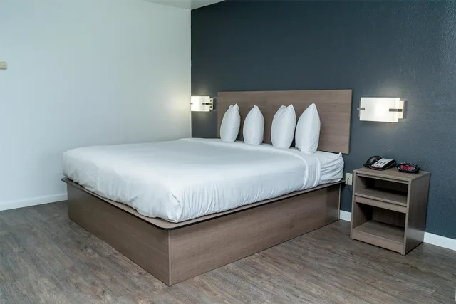 غرفة بسرير كينج، OYO Townhouse Donaldsonville - Gonzale 2/5