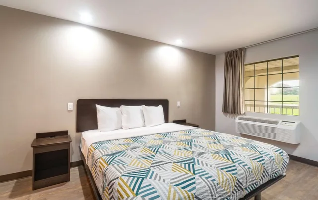 1 King Bed - Smoking, Micfridge، Motel6 Livingston, TX 2/10