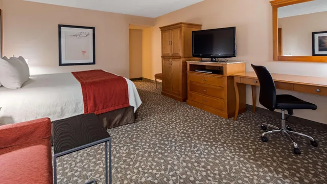 غرفة بسرير كينج مع أريكة، Best Western Plus Oak Harbor Hotel & Conference Center 4/8