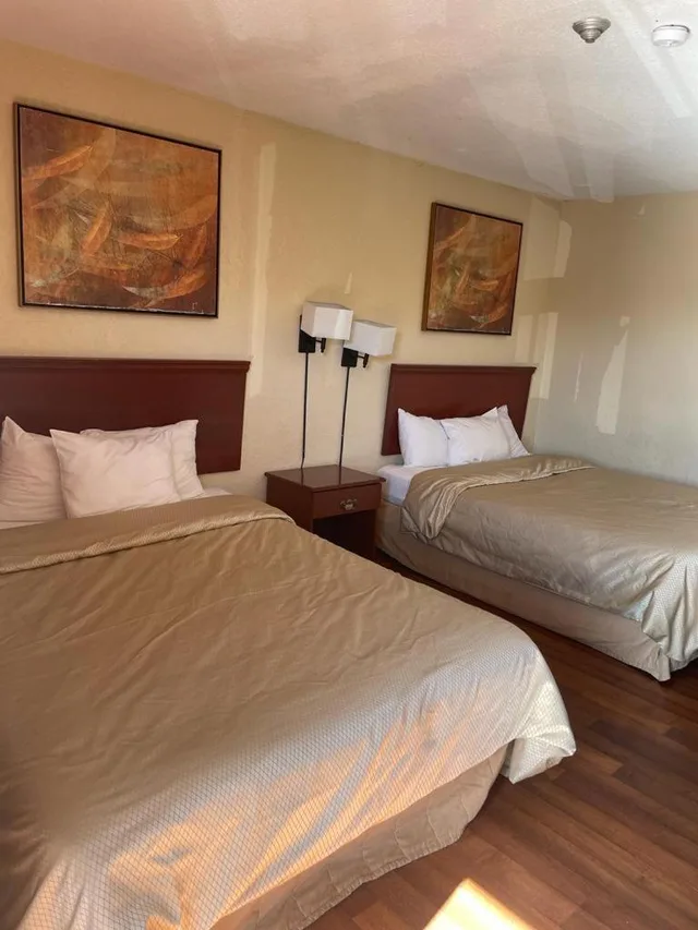 غرفة بسرير كينج وسريرين كوين، Niagara Lodge Suites 7/10