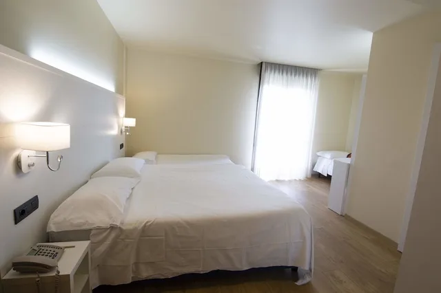 غرفة رباعية بسرير كوين وسريرين منفصلين لذوي الإعاقة، HOTEL PARIGI 2 4/8