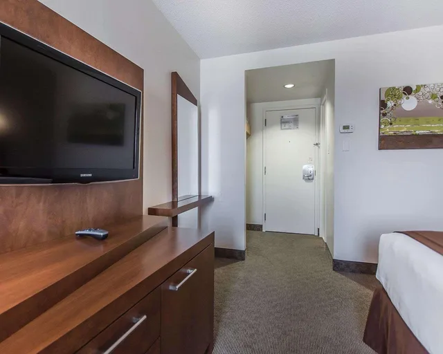 غرفة بسرير مزدوج، Quality Inn Rouyn-Noranda 6/8