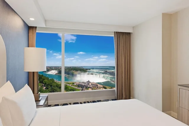 Room, King Bed, Falls View، Embassy Suites By Hilton Niagara Falls Fallsview 1/4