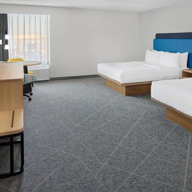 غرفة بسريرين كوين مع أريكة، Hampton Inn Chicago Carol Stream 2/3