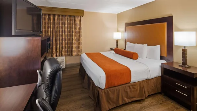 غرفة بسرير كينج بحوض استحمام لذوي الإعاقة، Best Western Crossroads Of The Bluffs 2/8