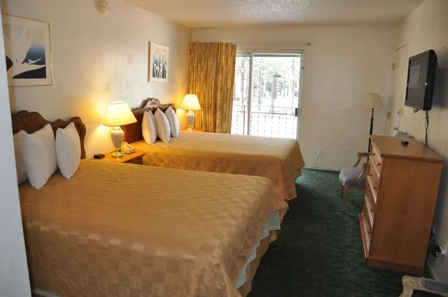 غرفة ديلوكس بسريرين كوين، Cedar Inn & Suites 3/8