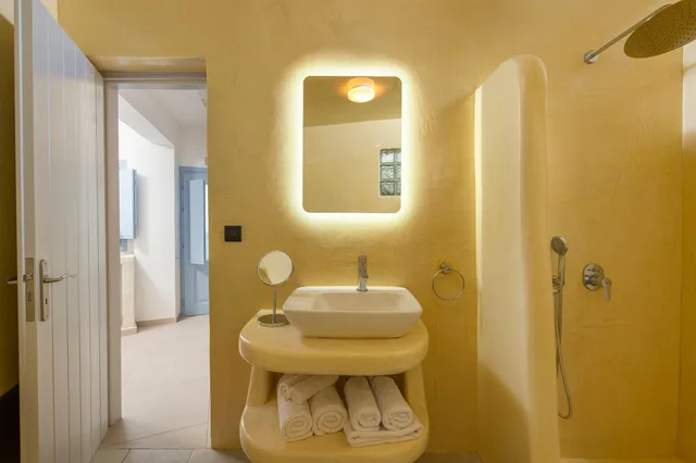 Suite, Triple, Outdoor Jetted Tub، Sole doro Luxury Suites Santorini 5/6