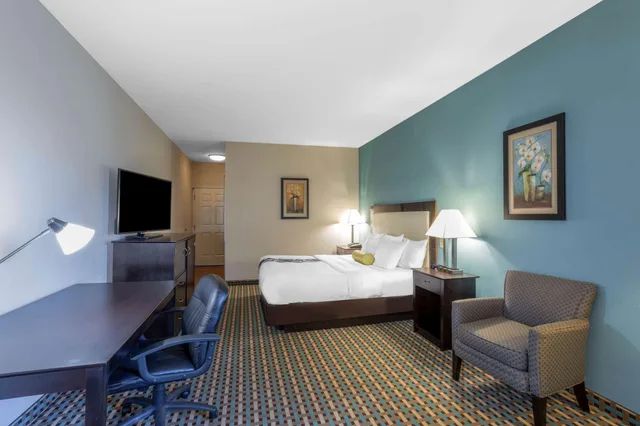 غرفة بسرير كوين، La Quinta Inn Suites By Wyndham Stonington Mystic Area 3/7