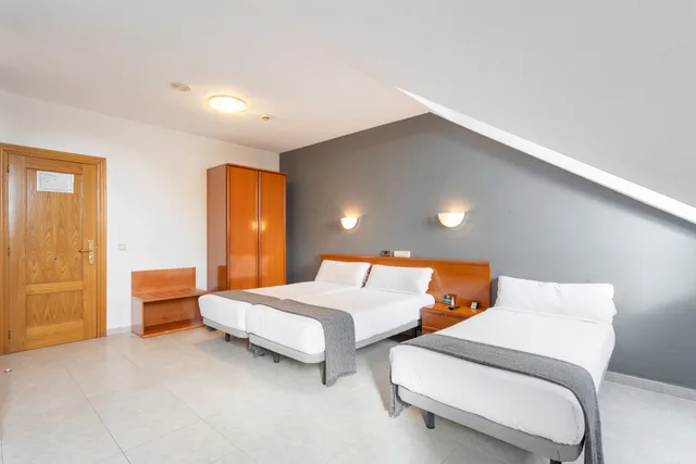 غرفة قياسية ثلاثية، Hotel Maria de Molina 1/3