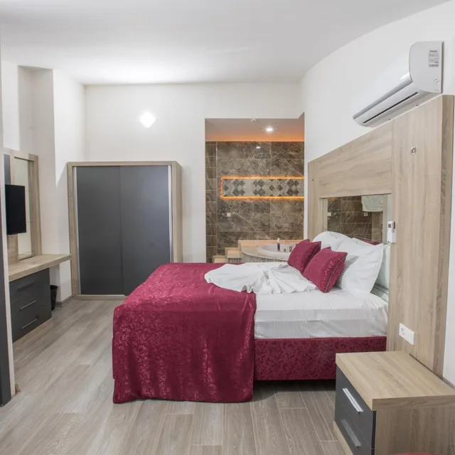 Suite, Hot Tub, Elanis Suites 3/6