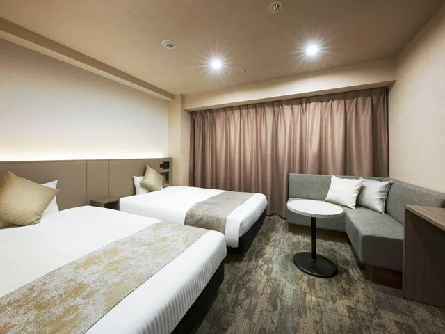 غرفة بسرير نصف مزدوج وسريرين منفصلين، Hotel Villa Fontaine Tokyo Kayabacho 1/2