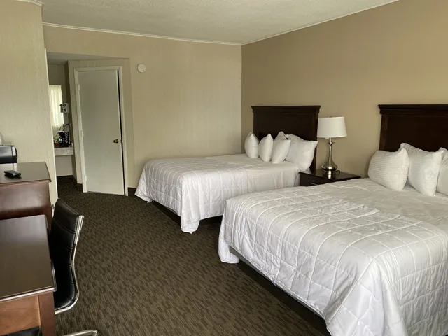 Room, 2 Queen Beds, Pool Side، The Georgian Lakeside Resort 3/4