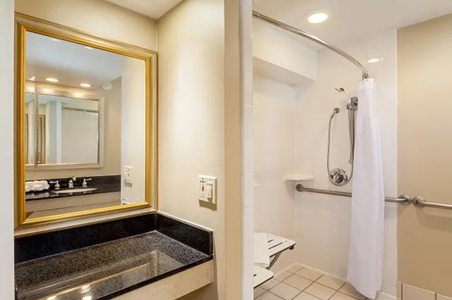 غرفة بسريرين كوين، Concord Plaza Hotel 4/4