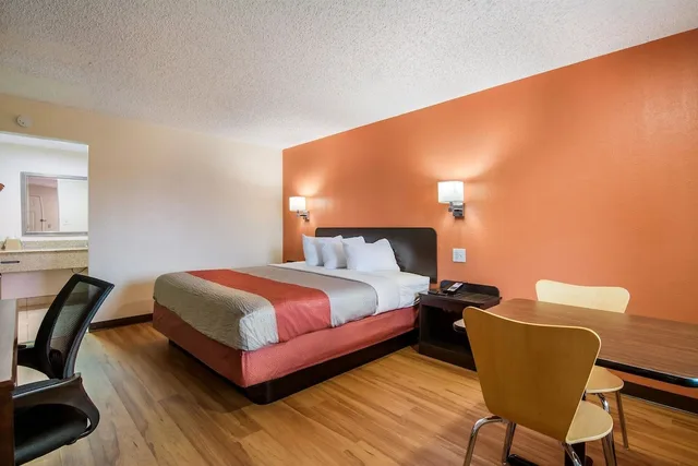 غرفة قياسية بسرير كينج للمدخنين، Motel6 Winnie Tx 6/10