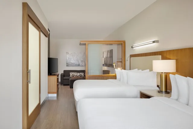جناح بسريرين كوين بإطلالة على المسبح بشرفة مع أريكة، SpringHill Suites Orange Beach at The Wharf 1/8