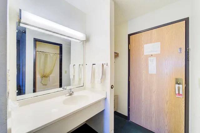 غرفة بسرير كينج، Capital O Amerihost Inn and Suites Mexico Hwy 54 MO 3/5
