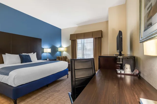 غرفة بسرير كينج مع أريكة لذوي الإعاقة، Best Western Plus Lytle Inn and Suites 1/2