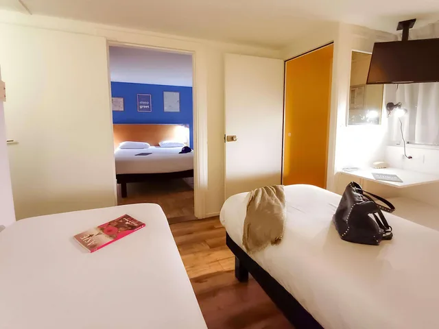 Pop, Family, 1 Queen and 3 Single Beds, greet Hotel Belleville en Beaujolais A6 6/10