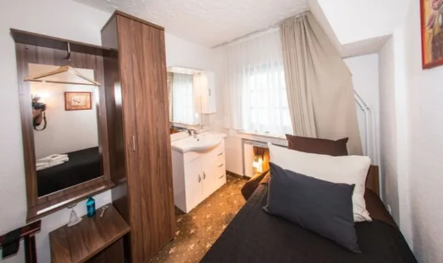 غرفة مفردة بسرير فردي بحمام خاص، Lowenbrau Koln Hotel Restaurant 7/8