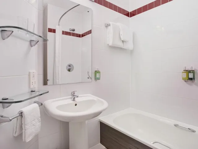 Superior Family room with 1Double bed and 1Sofa، Leonardo Hotel Southampton 2/2