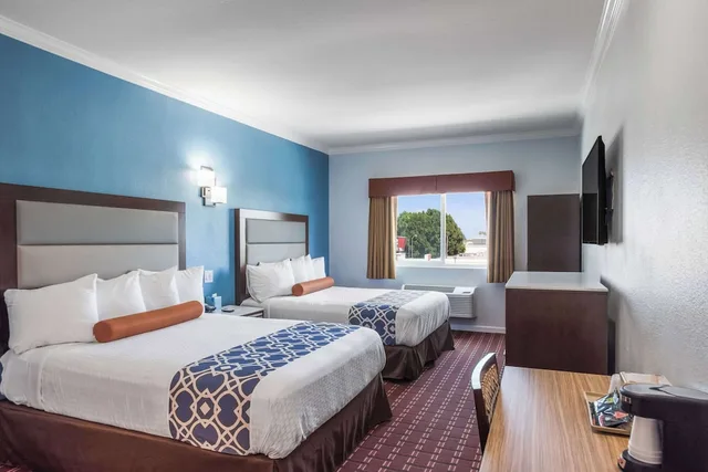 غرفة قياسية بسريرين كوين، Rodeway Inn and Suites Pasadena 1/7