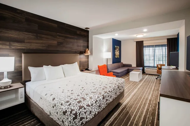 غرفة ديلوكس بسرير كينج، La Quinta Inn Suites By Wyndham Owasso 2/7