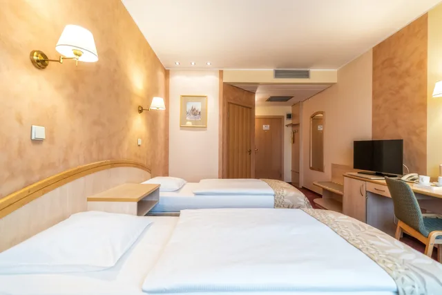Room, Twin Beds, Street View، Hotel Park Plaza 1/5