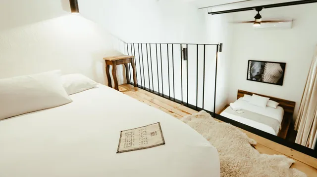 جناح عائلي، Hotel Sin Nombre 6/10