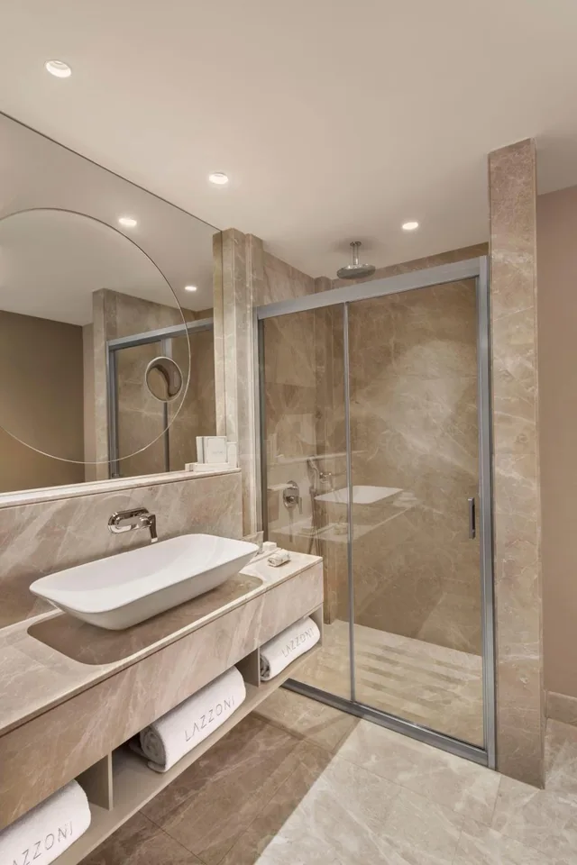 جناح عائلي، Lazzoni Hotel 3/3