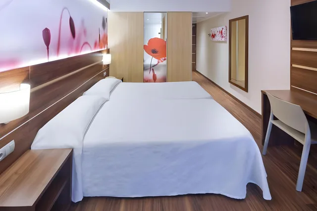Style, Family, King and Twin Beds, with View, Balcony، Volga Hotel 1/1