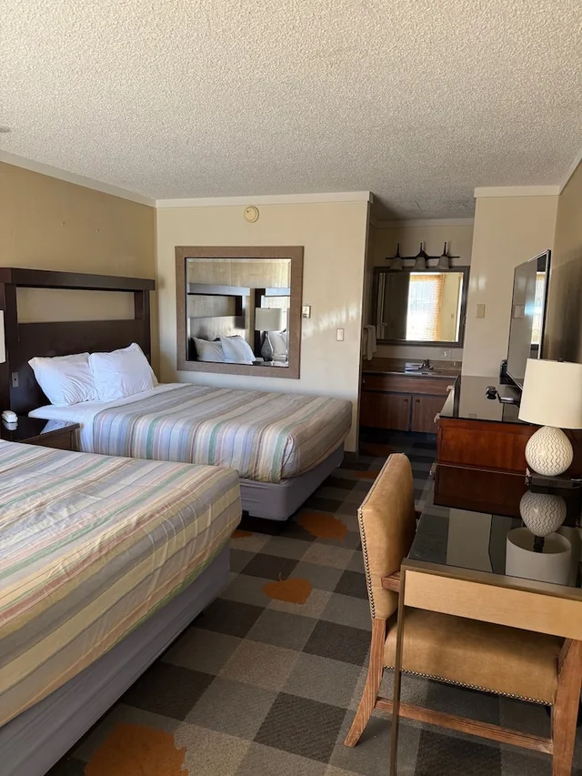 Deluxe, 2 Queen Beds, Snowshoe Motel 5/8
