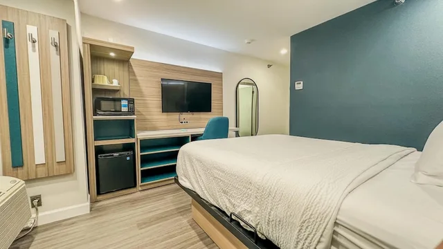 Studio, Suite, Queen Bed, Baymont by Wyndham Henrietta/Rochester 2/7