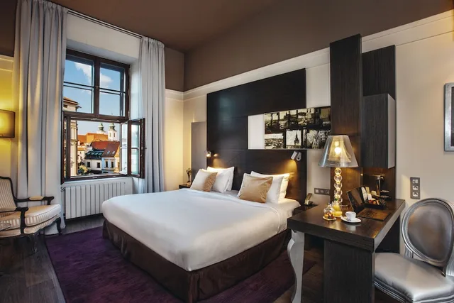 غرفة ديلوكس بسرير كينج بإطلالة على المدينة، Grand Palace Brno hotel 2/4