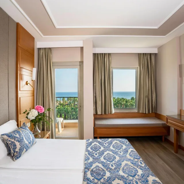 غرفة بسرير مزدوج بإطلالة على البحر، Royal Atlantis Beach 3/4