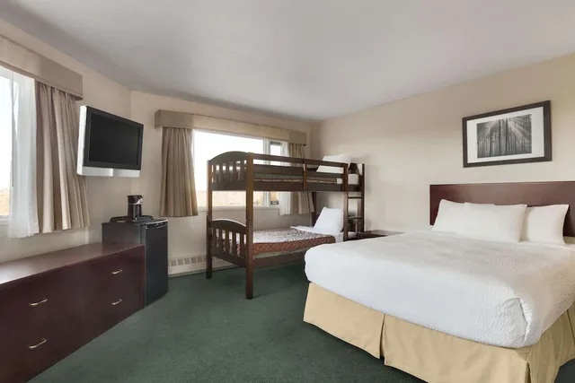 Suite, Bunk Bed, 2 Queen Beds, Valley View, Kitchen، Days Inn By Wyndham Lethbridge 2/2